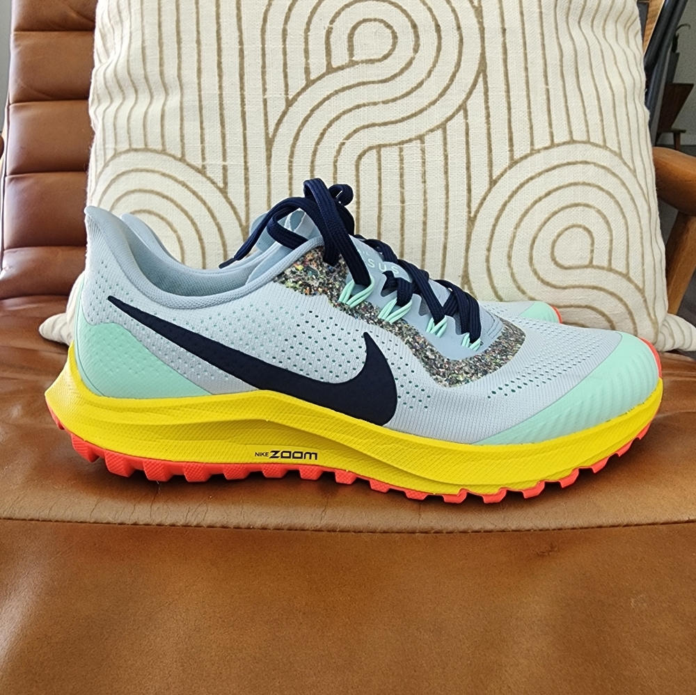 NIKE PEGASUS TRAIL RUNNING SHOE - LIKE NEW